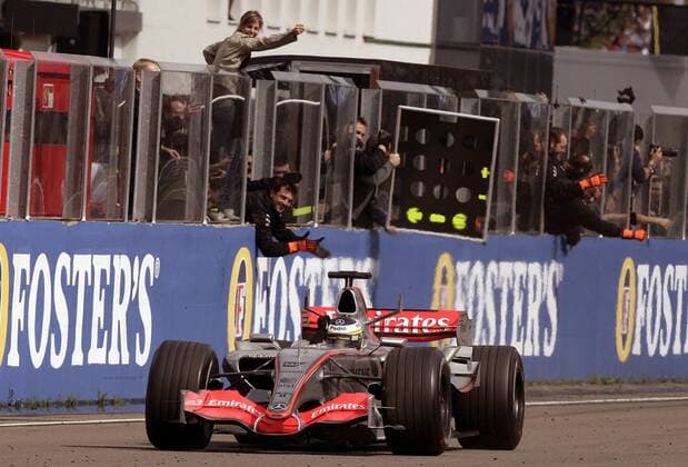Pedro de la Rosa (Spanien McLaren Mercedes), seine Ehefrau Maria (hi.) und die McLaren Techniker jubeln über den zweiten Platz beim Großen Preis von Ungarn 2006 Motorsport Grand Prix Herren Großer Preis von Ungarn 2006, Formel 1 Weltmeisterschaft, F1, F, GP, WM Totale Hungaroring Budapest, Werbebande Freude, Motorsport Grand Prix Herren Großer Preis von Ungarn 2006, Formel 1 Weltmeisterschaft, F1, F, GP, WM Totale Hungaroring Budapest, Werbebande Freude,