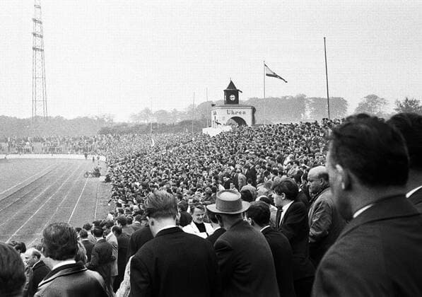 Fußball, Stadiongeschichte Rot-Weiß Oberhausen Oberhausen Fans im voll besetzten Niederrheinstadion Fußball Herren Regionalliga West 1965 1966, Rot Weiß Oberhausen, RW, RWO, Vneg, Vsw Totale Niederrheinstadion Zuschauerperspektive Oberhausen Fußball Herren Regionalliga West 1965 1966, Rot Weiß Oberhausen, RW, RWO, Vneg, Vsw Totale Niederrheinstadion Zuschauerperspektive Oberhausen