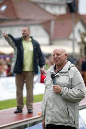 Moderator Dieter Adler Leichtathletik Herren Inselspringen 2006, Insel Springen, Stab, Stabhoch, Stabhochsprung Einzelbild Norderney Leichtathletik Herren Inselspringen 2006, Insel Springen, Stab, Stabhoch, Stabhochsprung Einzelbild Norderney