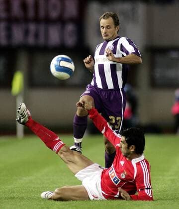 Gerd Wimmer (Austria Wien, hi.) gegen Ricardo Rocha (Benfica) Fußball EC 1 Herren Champions League Qualifikation 2006 2007, FK Austria Magna Wien - SL Benfica Lissabon 1:1 Gruppe Wien Dynamik, Kampf, Fußball EC 1 Herren Champions League Qualifikation 2006 2007, FK Austria Magna Wien - SL Benfica Lissabon 1:1 Gruppe Wien Dynamik, Kampf,