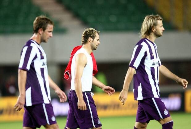 Roman Wallner (Mitte), Andreas Lasnik (re.) und Nastija Ceh (alle Austria Wien) enttäuscht Fußball EC 1 Herren Champions League Qualifikation 2006 2007, FK Austria Magna Wien - SL Benfica Lissabon 1:1 Gruppe Wien Enttäuschung, Fußball EC 1 Herren Champions League Qualifikation 2006 2007, FK Austria Magna Wien - SL Benfica Lissabon 1:1 Gruppe Wien Enttäuschung,