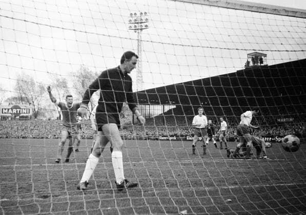 Torwart Horst Schnoor (HSV) frustriert, Manfred Kreuz (li., Schalke) jubelt Fußball 1. BL Herren Saison 1965 1966, FC Schalke 04 - Hamburger SV 2:1, Hamburg, Vneg, Vsw Gruppe Glückaufkampfbahn, Glückauf Kampfbahn Gelsenkirchen Enttäuschung, Freude, Fußball 1. BL Herren Saison 1965 1966, FC Schalke 04 - Hamburger SV 2:1, Hamburg, Vneg, Vsw Gruppe Glückaufkampfbahn, Glückauf Kampfbahn Gelsenkirchen Enttäuschung, Freude,