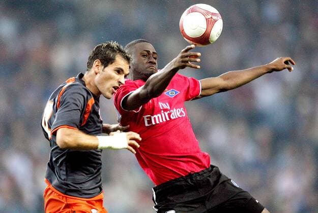 Boubacar Sanogo (HSV, re.) gegen Josetxo (Osasuna) Fußball EC 1 Herren Champions League Qualifikation 2006 2007, Hamburger SV - CA Osasuna Pamplona Gruppe Hamburg Dynamik, Kampf, Fußball EC 1 Herren Champions League Qualifikation 2006 2007, Hamburger SV - CA Osasuna Pamplona Gruppe Hamburg Dynamik, Kampf,