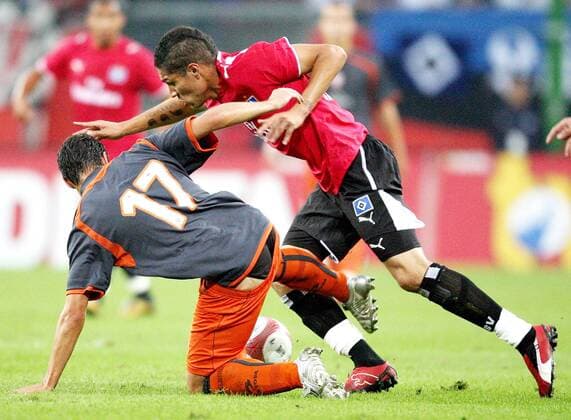 Jose Paolo Guerrero (HSV, re.) gegen Javier Flano (Osasuna) Fußball EC 1 Herren Champions League Qualifikation 2006 2007, Hamburger SV - CA Osasuna Pamplona Gruppe Hamburg Dynamik, Kampf, Fußball EC 1 Herren Champions League Qualifikation 2006 2007, Hamburger SV - CA Osasuna Pamplona Gruppe Hamburg Dynamik, Kampf,