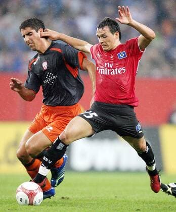 Piotr Trochowski (HSV, re.) gegen Raul Garcia Escudero (Osasuna) Fußball EC 1 Herren Champions League Qualifikation 2006 2007, Hamburger SV - CA Osasuna Pamplona Gruppe Hamburg Dynamik, Kampf, Fußball EC 1 Herren Champions League Qualifikation 2006 2007, Hamburger SV - CA Osasuna Pamplona Gruppe Hamburg Dynamik, Kampf,