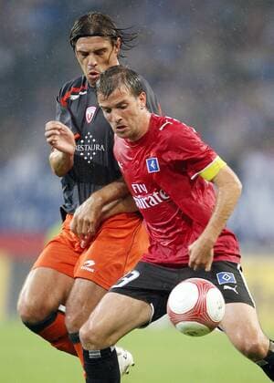 Rafael van der Vaart (HSV, re.) gegen Savo Milosevic (Osasuna) Fußball EC 1 Herren Champions League Qualifikation 2006 2007, Hamburger SV - CA Osasuna Pamplona Gruppe Hamburg Fußball EC 1 Herren Champions League Qualifikation 2006 2007, Hamburger SV - CA Osasuna Pamplona Gruppe Hamburg