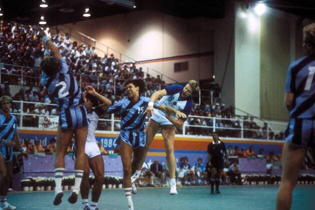 Erhard Wunderlich (BR Deutschland, re.) - Sprungwurf Handball OS Sommer Herren Olympische Spiele 1984, Sommerspiele, BRD - Dänemark, Länderspiel Gruppe Los Angeles, LA, L A Dynamik, Handball OS Sommer Herren Olympische Spiele 1984, Sommerspiele, BRD - Dänemark, Länderspiel Gruppe Los Angeles, LA, L A Dynamik,