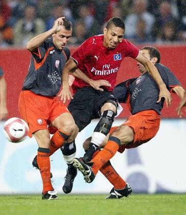 Jose Paolo Guerrero (HSV, Mitte) wird von Patxi Punal Martinez (li.) und Carlos Javier Cuellar (beide Osasuna) in die Zange genommen Fußball EC 1 Herren Champions League Qualifikation 2006 2007, Hamburger SV - CA Osasuna Pamplona 0:0 Gruppe Hamburg Dynamik, Kampf, Fußball EC 1 Herren Champions League Qualifikation 2006 2007, Hamburger SV - CA Osasuna Pamplona 0:0 Gruppe Hamburg Dynamik, Kampf,