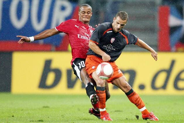 Roberto Soldado (Osasuna, re.) gegen Vincent Kompany (HSV) Fußball EC 1 Herren Champions League Qualifikation 2006 2007, Hamburger SV - CA Osasuna Pamplona 0:0 Gruppe Hamburg Dynamik, Kampf, Fußball EC 1 Herren Champions League Qualifikation 2006 2007, Hamburger SV - CA Osasuna Pamplona 0:0 Gruppe Hamburg Dynamik, Kampf,