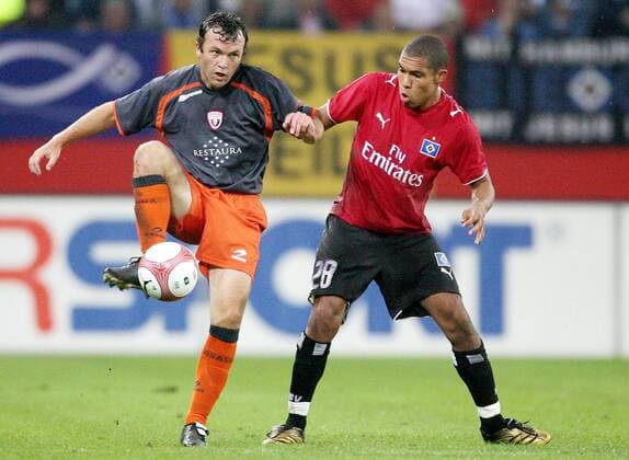 Bernardo Romeo (Osasuna, li.) gegen Nigel de Jong (HSV) Fußball EC 1 Herren Champions League Qualifikation 2006 2007, Hamburger SV - CA Osasuna Pamplona 0:0 Gruppe Hamburg Dynamik, Fußball EC 1 Herren Champions League Qualifikation 2006 2007, Hamburger SV - CA Osasuna Pamplona 0:0 Gruppe Hamburg Dynamik,