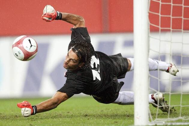 Torwart Felipe Lopez Ricardo (Osasuna) hechtet nach dem Ball Fußball EC 1 Herren Champions League Qualifikation 2006 2007, CA Osasuna Pamplona 0:0 Einzelbild Hamburg Dynamik, Fußball EC 1 Herren Champions League Qualifikation 2006 2007, CA Osasuna Pamplona 0:0 Einzelbild Hamburg Dynamik,