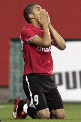 Jose Paolo Guerrero (HSV) kniet fassungslos am Boden Fußball EC 1 Herren Champions League Qualifikation 2006 2007, Hamburger SV 1. BL, Einzelbild Hamburg Enttäuschung, Fußball EC 1 Herren Champions League Qualifikation 2006 2007, Hamburger SV 1. BL, Einzelbild Hamburg Enttäuschung,