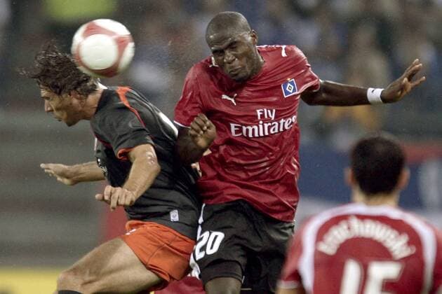 Guy Demel (HSV, re.) gegen Savo Milosevic (Osasuna) Fußball EC 1 Herren Champions League Qualifikation 2006 2007, Hamburger SV - CA Osasuna Pamplona 0:0 Gruppe Hamburg Dynamik, Fußball EC 1 Herren Champions League Qualifikation 2006 2007, Hamburger SV - CA Osasuna Pamplona 0:0 Gruppe Hamburg Dynamik,
