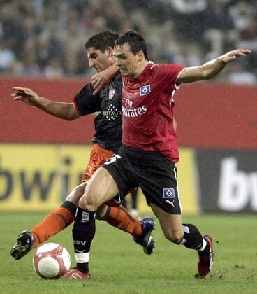 Piotr Trochowski (HSV, re.) gegen Raul Garcia Escudero (Osasuna) Fußball EC 1 Herren Champions League Qualifikation 2006 2007, Hamburger SV- CA Osasuna Pamplona 0:0 Gruppe Hamburg Dynamik, Fußball EC 1 Herren Champions League Qualifikation 2006 2007, Hamburger SV- CA Osasuna Pamplona 0:0 Gruppe Hamburg Dynamik,