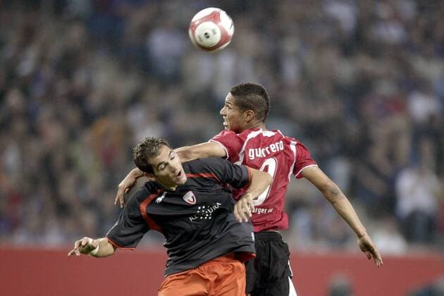 Jose Paolo Guerrero (HSV, re.) gegen Josetxo (Osasuna) Fußball EC 1 Herren Champions League Qualifikation 2006 2007, Hamburger SV - CA Osasuna Pamplona 0:0 Gruppe Hamburg Dynamik, Fußball EC 1 Herren Champions League Qualifikation 2006 2007, Hamburger SV - CA Osasuna Pamplona 0:0 Gruppe Hamburg Dynamik,