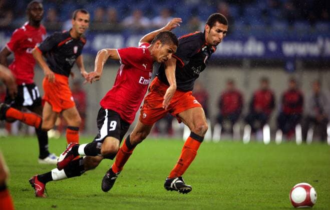 Carlos Javier Cuellar (Osasuna, re.) gegen Jose Paolo Guerrero (HSV) Fußball EC 1 Herren Champions League Qualifikation 2006 2007, Hamburger SV - CA Osasuna Pamplona 0:0 Gruppe Hamburg Dynamik, Fußball EC 1 Herren Champions League Qualifikation 2006 2007, Hamburger SV - CA Osasuna Pamplona 0:0 Gruppe Hamburg Dynamik,