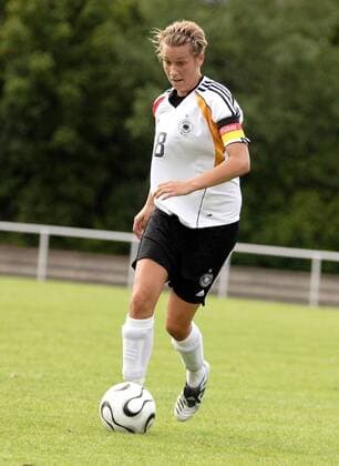 Lena Goeßling (Deutschland, U20) am Ball Fußball Damen Freundschaftsspiel 2006, Test, Testspiel, Nationalmannschaft, Nationalteam, Nationaltrikot, U 20 Einzelbild Heusenstamm Dynamik Fußball Damen Freundschaftsspiel 2006, Test, Testspiel, Nationalmannschaft, Nationalteam, Nationaltrikot, U 20 Einzelbild Heusenstamm Dynamik