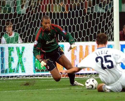 Torwart Dida (Milan) gegen Nikola Zigic (Roter Stern Belgrad) - Fußball EC 1 Herren Champions League Qualifikation 2006, AC Mailand - Roter Stern Belgrad 1:0, FK Crvena Zvezda, Vdig Gruppe Mailand Dynamik, Fußball EC 1 Herren Champions League Qualifikation 2006, AC Mailand - Roter Stern Belgrad 1:0, FK Crvena Zvezda, Vdig Gruppe Mailand Dynamik,