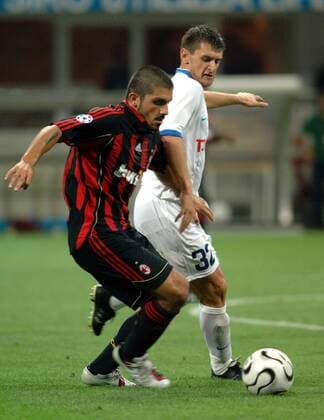 Gennaro Gattuso (Milan, li.) gegen Dejan Milovanovic (Roter Stern Belgrad) - Fußball EC 1 Herren Champions League Qualifikation 2006, AC Mailand - Roter Stern Belgrad 1:0, FK Crvena Zvezda, Vdig Gruppe Mailand Dynamik, Fußball EC 1 Herren Champions League Qualifikation 2006, AC Mailand - Roter Stern Belgrad 1:0, FK Crvena Zvezda, Vdig Gruppe Mailand Dynamik,