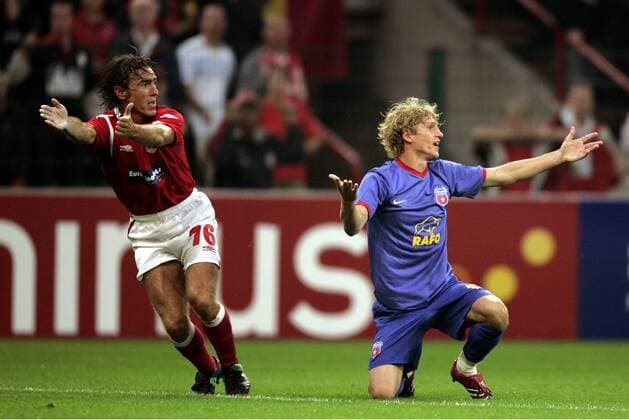 Sa Pinto (Lüttich, li.) reklamiert, Mihai Nesu (Steaua Bukarest) will es nicht gewesen sein -  Fußball EC 1 Herren Champions League Qualifikation 2006 2007, Standard Lüttich - Steaua Bukarest 2:2 Gruppe Lüttich Fußball EC 1 Herren Champions League Qualifikation 2006 2007, Standard Lüttich - Steaua Bukarest 2:2 Gruppe Lüttich
