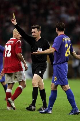FIFA Schiedsrichter Valentin Ivanov (Rußland) zeigt die Gelbe Karte, daneben Sorin Ghionea (Steaua Bukarest, re.) und Karel Geraerts (Lüttich) -  Fußball EC 1 Herren Champions League Qualifikation 2006 2007, Standard Lüttich - Steaua Bukarest 2:2 Gruppe Lüttich Fußball EC 1 Herren Champions League Qualifikation 2006 2007, Standard Lüttich - Steaua Bukarest 2:2 Gruppe Lüttich