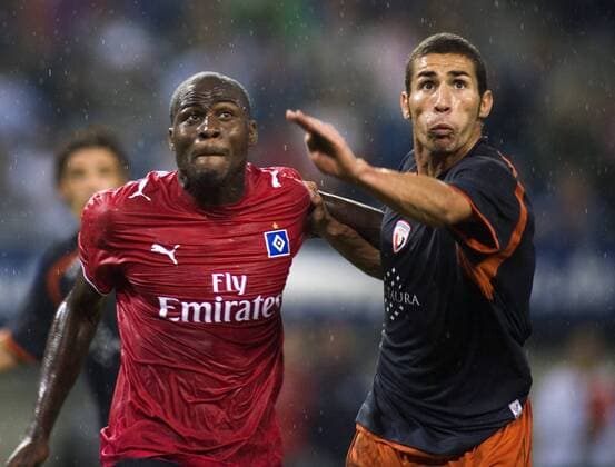 Guy Demel (HSV, li.) gegen Carlos Javier Cuellar (Pamplona) Fußball EC 1 Herren Champions League Qualifikation 2006 2007, Hamburger SV - CA Osasuna Pamplona 0:0 Gruppe Hamburg Dynamik, Fußball EC 1 Herren Champions League Qualifikation 2006 2007, Hamburger SV - CA Osasuna Pamplona 0:0 Gruppe Hamburg Dynamik,