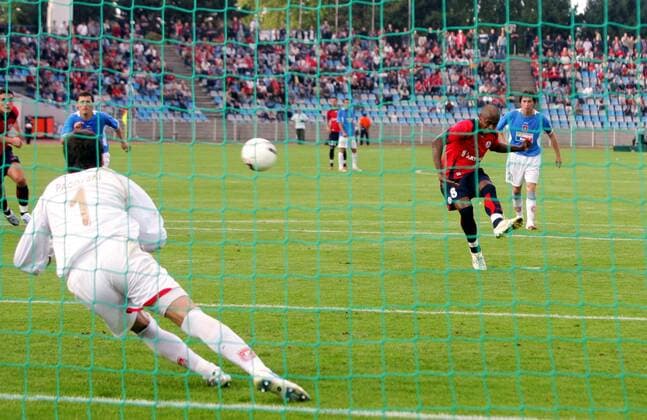 Michel Bastos (Lille) verwandelt den Elfmeter gegen Torwart Tome Pacovski (Rabotnicki Kometal Skopje) zum 2:0 -  (pan15527) Fußball EC 1 Herren Champions League Qualifikation 2006 2007, OSC Lille - Rabotnicki Kometal Skopje 3:0 Gruppe Lille Dynamik, Fußball EC 1 Herren Champions League Qualifikation 2006 2007, OSC Lille - Rabotnicki Kometal Skopje 3:0 Gruppe Lille Dynamik,  