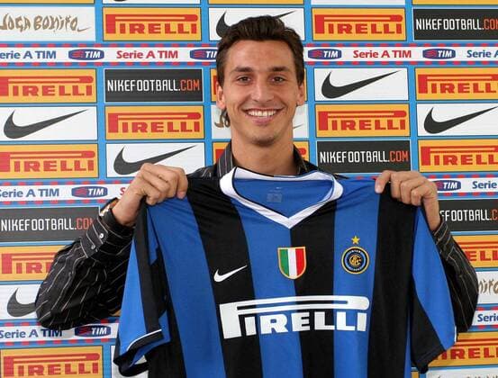 Neuzugang Zlatan Ibrahimovic (Inter) präsentiert sein neues Trikot -  Fußball Herren Serie A 2006 2007, 1. Italienische Liga, FC Internazionale Mailand, Vorstellung, Präsentation, Einzelbild Mailand Freude, Fußball Herren Serie A 2006 2007, 1. Italienische Liga, FC Internazionale Mailand, Vorstellung, Präsentation, Einzelbild Mailand Freude,