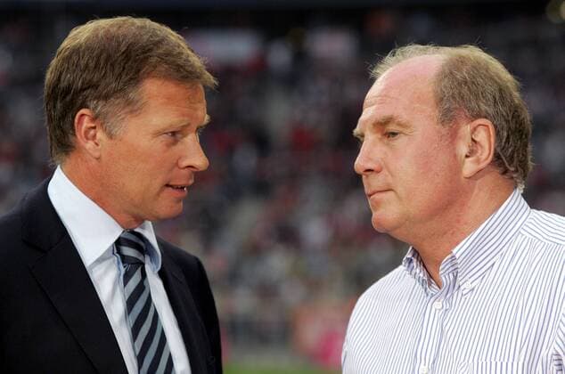 Manager Stefan Reuter (1860, li.) im Gespräch mit Manager Uli Hoeneß (Bayern) Fußball Herren Giovane Elbers Abschiedsspiel 2006, FC Bayern München - TSV 1860 München 0:3, Test, Testspiel, Vdig Gruppe München Fußball Herren Giovane Elbers Abschiedsspiel 2006, FC Bayern München - TSV 1860 München 0:3, Test, Testspiel, Vdig Gruppe München