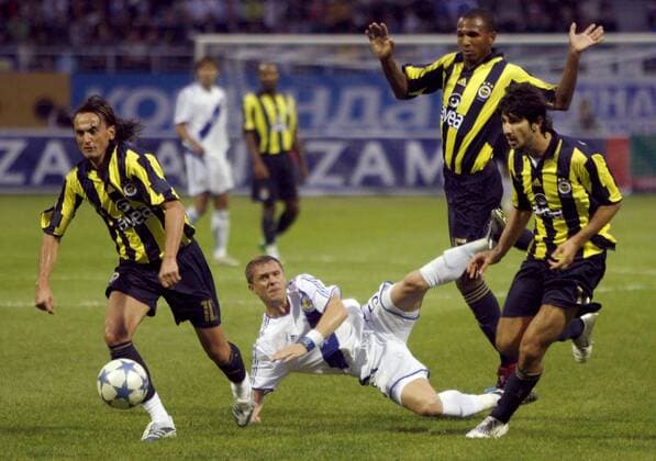 Serhiy Rebrov (Kiew, 2.v.li.) kommt gegen drei Gegenspieler zu Fall, v.li.: Tuncay Sanli, Marco Aurelio und Can Arat (alle Fenerbahce) -  Fußball EC 1 Herren Champions League Qualifikation 2006 2007, Dynamo Kiew - Fenerbahce Istanbul 3:1, Dinamo Kiev, Vdig Gruppe Kiew Fußball EC 1 Herren Champions League Qualifikation 2006 2007, Dynamo Kiew - Fenerbahce Istanbul 3:1, Dinamo Kiev, Vdig Gruppe Kiew