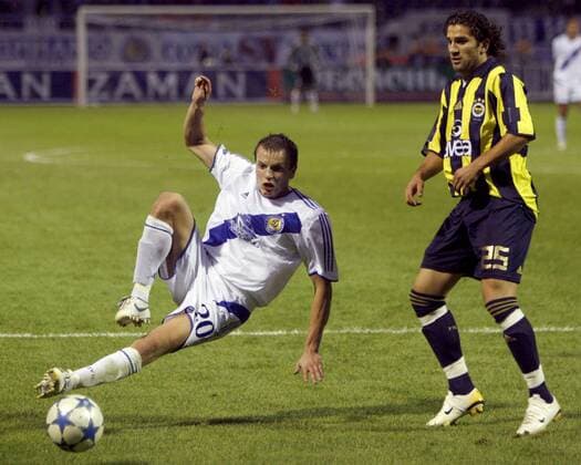 Oleg Gusev (Kiew, li.) kommt zu Fall, Ugur Boral (Fenerbahce) schaut zu -  Fußball EC 1 Herren Champions League Qualifikation 2006 2007, Dynamo Kiew - Fenerbahce Istanbul 3:1, Dinamo Kiev, Vdig Gruppe Kiew Fußball EC 1 Herren Champions League Qualifikation 2006 2007, Dynamo Kiew - Fenerbahce Istanbul 3:1, Dinamo Kiev, Vdig Gruppe Kiew