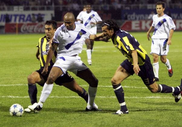 Diogo Rincon (Kiew, Mitte) gegen Ümit Özat (li.) und Servet Cetin (beide Fenerbahce) -  Fußball EC 1 Herren Champions League Qualifikation 2006 2007, Dynamo Kiew - Fenerbahce Istanbul 3:1, Dinamo Kiev, Vdig Gruppe Kiew Fußball EC 1 Herren Champions League Qualifikation 2006 2007, Dynamo Kiew - Fenerbahce Istanbul 3:1, Dinamo Kiev, Vdig Gruppe Kiew
