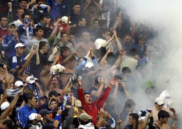 Fans von Dynamo Kiew zünden eine Rauchbombe im Fanblock -  Fußball EC 1 Herren Champions League Qualifikation 2006 2007, Dynamo Kiew, Dinamo Kiev, Vdig Totale Kiew Fußball EC 1 Herren Champions League Qualifikation 2006 2007, Dynamo Kiew, Dinamo Kiev, Vdig Totale Kiew