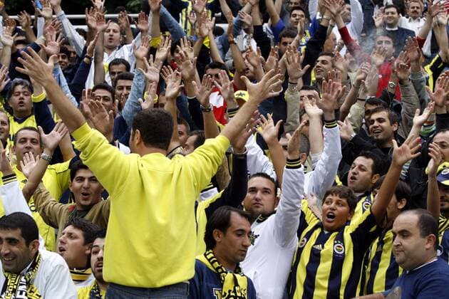 Einpeitscher von Fenerbahce will alle Arme oben sehen -  Fußball EC 1 Herren Champions League Qualifikation 2006 2007, Fenerbahce Istanbul, Vdig Totale Kiew Fußball EC 1 Herren Champions League Qualifikation 2006 2007, Fenerbahce Istanbul, Vdig Totale Kiew