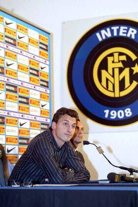 Neuzugang Zlatan Ibrahimovic (Inter) auf der Pressekonferenz seines neuen Arbeitgebers FC Internazionale Mailand - Fußball Herren Serie A 2006 2007, 1. Italienische Liga, FC Internazionale Mailand, Vorstellung, Präsentation Gruppe Mailand Fußball Herren Serie A 2006 2007, 1. Italienische Liga, FC Internazionale Mailand, Vorstellung, Präsentation Gruppe Mailand
