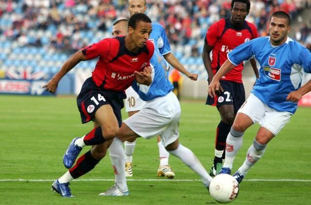 Peter Odemwingie (li., Lille) gegen Miroslav Vajs (re., Rabotnicki Skopje) -  (pan15527) Fußball EC 1 Herren Champions League Qualifikation 2006 2007, OSC Lille - FK Rabotnicki Kometal Skopje 3:0, Vdig Gruppe Lille Dynamik, Fußball EC 1 Herren Champions League Qualifikation 2006 2007, OSC Lille - FK Rabotnicki Kometal Skopje 3:0, Vdig Gruppe Lille Dynamik,  