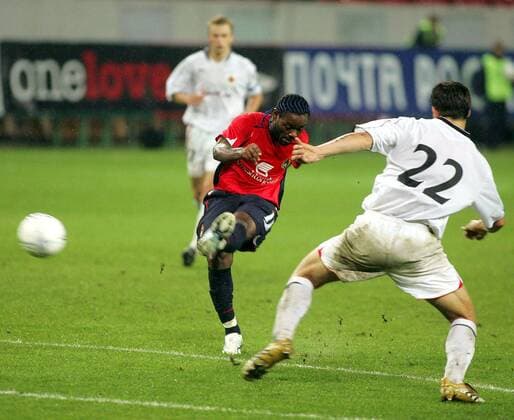 Vagner Love (li., ZSKA Moskau) zeiht ab, Matej Siva (Ruzomberok) kann nicht mehr eingreifen -  Fußball EC 1 Herren Champions League Qualifikation 2006 2007, CSKA Moskau - MFK Ruzomberok 3:0, Vdig Gruppe Moskau Dynamik, Fußball EC 1 Herren Champions League Qualifikation 2006 2007, CSKA Moskau - MFK Ruzomberok 3:0, Vdig Gruppe Moskau Dynamik,