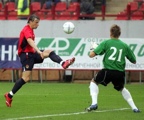 Ivica Olic (li., ZSKA Moskau) versucht Torwart Lubos Hajduch (Ruzomberok) zu überlupfen -  Fußball EC 1 Herren Champions League Qualifikation 2006 2007, CSKA Moskau - MFK Ruzomberok 3:0, Vdig Gruppe Moskau Dynamik, Spannung, Fußball EC 1 Herren Champions League Qualifikation 2006 2007, CSKA Moskau - MFK Ruzomberok 3:0, Vdig Gruppe Moskau Dynamik, Spannung,