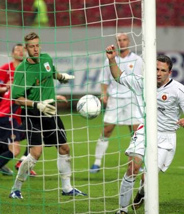 Martin Laurinc (re.) und Torwart Lubos Hajduch (Ruzomberok) sehen wie der Ball ins Netz geht -  Fußball EC 1 Herren Champions League Qualifikation 2006 2007, CSKA Moskau - MFK Ruzomberok 3:0, Vdig Gruppe Moskau Fußball EC 1 Herren Champions League Qualifikation 2006 2007, CSKA Moskau - MFK Ruzomberok 3:0, Vdig Gruppe Moskau