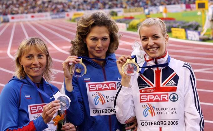 Siegerehrung über 800m bei der EM 2006, v.li.: die Zweitplatzierte Svetlana Klyuka, Europameisterin Olga Kotlyarova (beide Rußland) und die Drittplatzierte Rebecca Lyne (Großbritannien) Leichtathletik EM Damen EM 2006, Nationaltrikot, 800m, 800 m, Meter, Mittelstrecke, Gruppe Swetlana, Kliyuka, Kliuka, Kljuka Göteborg Leichtathletik EM Damen EM 2006, Nationaltrikot, 800m, 800 m, Meter, Mittelstrecke, Gruppe Swetlana, Kliyuka, Kliuka, Kljuka Göteborg