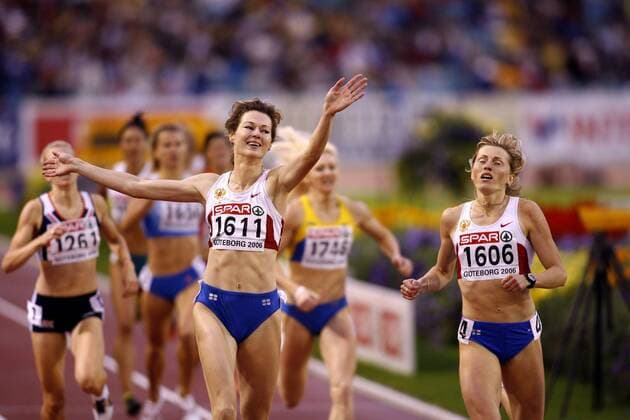 Europameisterin Olga Kotlyarova (li.) jubelt beim Zieleinlauf über 800m, re. die Zweitplazierte Svetlana Klyuka (beide Rußland) -  Leichtathletik EM Damen EM 2006, Nationaltrikot, 800m 800 m, Meter, Mittelstrecke, Finale, Ziel, Zieleinlauf Gruppe Göteborg Dynamik, Freude, Leichtathletik EM Damen EM 2006, Nationaltrikot, 800m 800 m, Meter, Mittelstrecke, Finale, Ziel, Zieleinlauf Gruppe Göteborg Dynamik, Freude,  