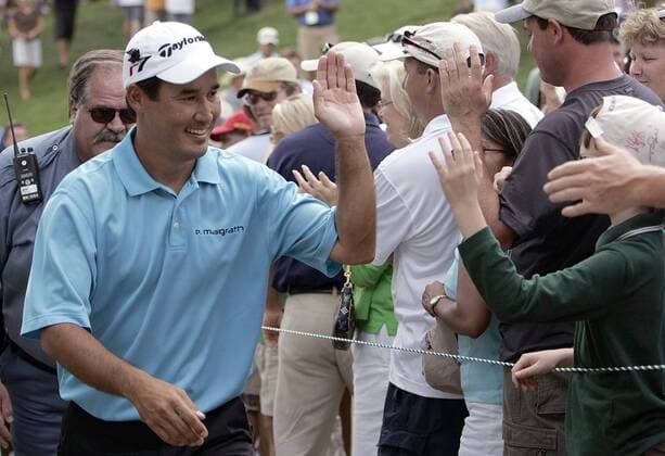 Sieger Dean Wilson (USA) klatscht mit den Fans beim International 2006 ab -  (CARX2006081316) Golf Herren The International 2006, PGA Tour Gruppe Castle Rock Colorado Freude, Golf Herren The International 2006, PGA Tour Gruppe Castle Rock Colorado Freude,