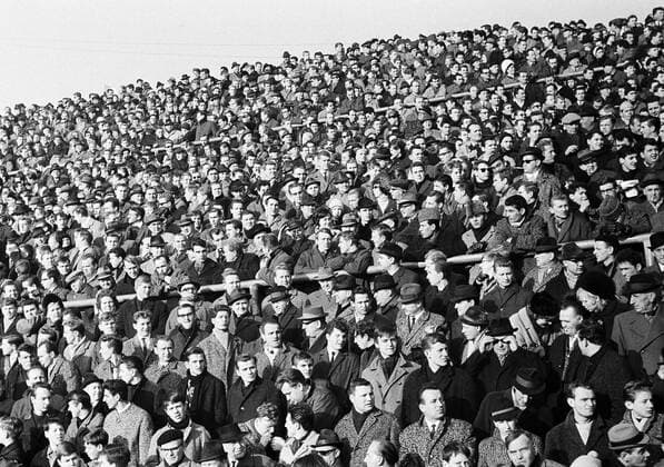 Voll besetzte Tribüne am Gladbacher Bökelberg Fußball 1. BL Herren Saison 1965 1966, Borussia Mönchengladbach, Gladbach, Vneg, Vsw Totale Bökelberg, Bökelbergstadion Mönchengladbach Masse, Fußball 1. BL Herren Saison 1965 1966, Borussia Mönchengladbach, Gladbach, Vneg, Vsw Totale Bökelberg, Bökelbergstadion Mönchengladbach Masse,