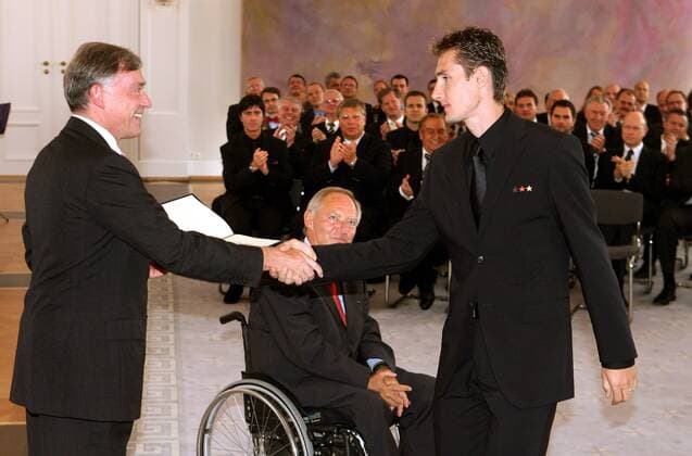 Bundespräsident Horst Köhler (li.) überreicht im Beisein von Bundesinnenminister Wolfgang Schäuble (beide CDU) Miroslav Klose (beide Deutschland) das Silberne Lorbeerblatt samt Urkunde Fußball Herren WM 2006, Verleihung Silbernes Lorbeerblatt, Lorbeer, Silber, Nationalteam, Empfang, Vdig Gruppe o0 Verbandsanzug Berlin Fußball Herren WM 2006, Verleihung Silbernes Lorbeerblatt, Lorbeer, Silber, Nationalteam, Empfang, Vdig Gruppe o0 Verbandsanzug Berlin