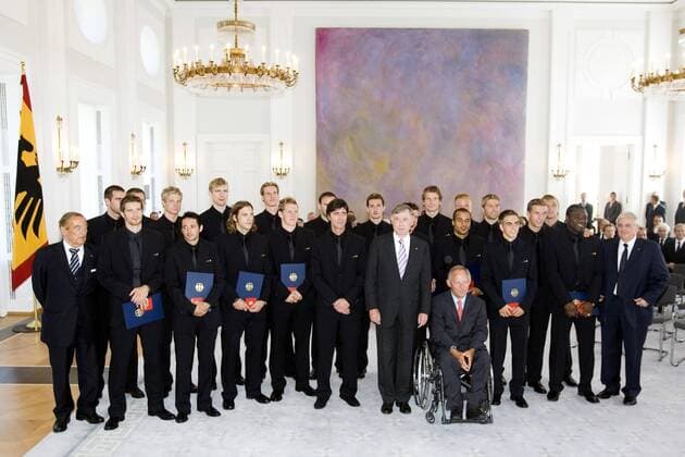 Deutsches Nationalteam erhält das Silberne Lorbeerblatt im Beisein von: DFB Präsident Gerhard Mayer Vorfelder (li.) und Dr. Theo Zwanziger (re.), Bundespräsident Horst Köhler (Mitte) und Bundesinnenminister Dr.Wolfgang Schäuble (CDU alle Deutschland) Fußball Herren WM 2006, Verleihung Silbernes Lorbeerblatt, Lorbeer, Silber, Nationalteam, Empfang, Sportlerehrung Totale Bundesregierung, Funktionär, Funktionäre, Verband Berlin, Verbandsführung, Vorstand, Gruppenbild Fußball Herren WM 2006, Verleihung Silbernes Lorbeerblatt, Lorbeer, Silber, Nationalteam, Empfang, Sportlerehrung Totale Bundesregierung, Funktionär, Funktionäre, Verband Berlin, Verbandsführung, Vorstand, Gruppenbild
