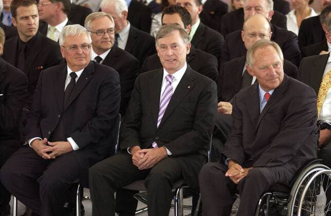 DFB Präsident Dr. Theo Zwanziger (li.), Bundespräsident Horst Köhler (Mitte) und Bundesinnenminister Wolfgang Schäuble (beide CDU alle Deutschland) während der Verleihung des Silbernen Lorbeerblattes 2006 an die deutsche Fußballnationalmannschaft Fußball WM Herren WM 2006, Verleihung Silbernes Lorbeerblatt, Lorbeer, Silber, Nationalteam, Empfang, Vdig, quer Gruppe Bundesregierung, Innenminister, Minister Berlin Fußball WM Herren WM 2006, Verleihung Silbernes Lorbeerblatt, Lorbeer, Silber, Nationalteam, Empfang, Vdig, quer Gruppe Bundesregierung, Innenminister, Minister Berlin