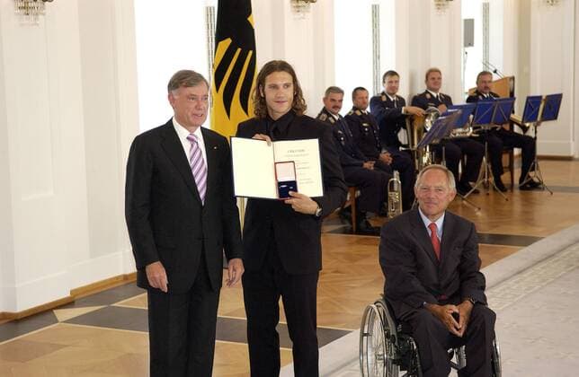 Torsten Frings (Mitte) erhält von Bundespräsident Horst Köhler (li.) und Bundesinnenminister Wolfgang Schäuble (beide CDU alle Deutschland) das Silberne Lorbeerblatt Fußball WM Herren WM 2006, Verleihung Silbernes Lorbeerblatt, Lorbeer, Silber, Nationalteam, Empfang, Vdig, quer Gruppe Rollstuhl, Rollstuhlfahrer Berlin Fußball WM Herren WM 2006, Verleihung Silbernes Lorbeerblatt, Lorbeer, Silber, Nationalteam, Empfang, Vdig, quer Gruppe Rollstuhl, Rollstuhlfahrer Berlin