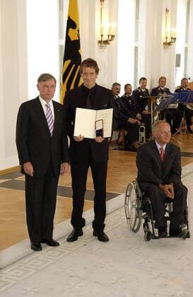 Torwart Jens Lehmann (Mitte) erhält von Bundespräsident Horst Köhler (li.) und Bundesinnenminister Wolfgang Schäuble (beide CDU alle Deutschland) das Silberne Lorbeerblatt Fußball WM Herren WM 2006, Verleihung Silbernes Lorbeerblatt, Lorbeer, Silber, Nationalteam, Empfang, Vdig, hoch Gruppe Rollstuhl, Rollstuhlfahrer Berlin, Torhüter, Keeper Fußball WM Herren WM 2006, Verleihung Silbernes Lorbeerblatt, Lorbeer, Silber, Nationalteam, Empfang, Vdig, hoch Gruppe Rollstuhl, Rollstuhlfahrer Berlin, Torhüter, Keeper