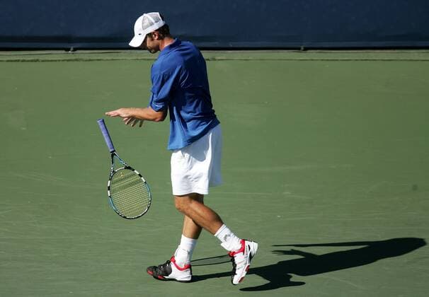 Andy Roddick (USA) wirft enttäuscht seinen Schläger Tennis Herren Western and Southern Financial Group Masters 2006, ATP Tour, Series Einzelbild Cincinnati Enttäuschung, Tennis Herren Western and Southern Financial Group Masters 2006, ATP Tour, Series Einzelbild Cincinnati Enttäuschung,