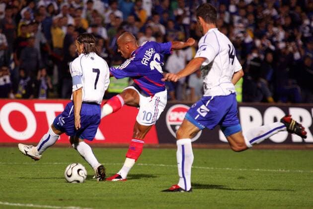 Julien Faubert (Frankreich, Mitte) erzielt den Treffer zum 1:2, Vedin Music (Bosnien Herzegowina, li.) kommt zu spät -  Fußball Länderspiel Herren Testspiel 2006, Test, Freundschaftsspiel, Nationalteam, Nationaltrikot, Vdig Gruppe Sarajevo Fußball Länderspiel Herren Testspiel 2006, Test, Freundschaftsspiel, Nationalteam, Nationaltrikot, Vdig Gruppe Sarajevo  